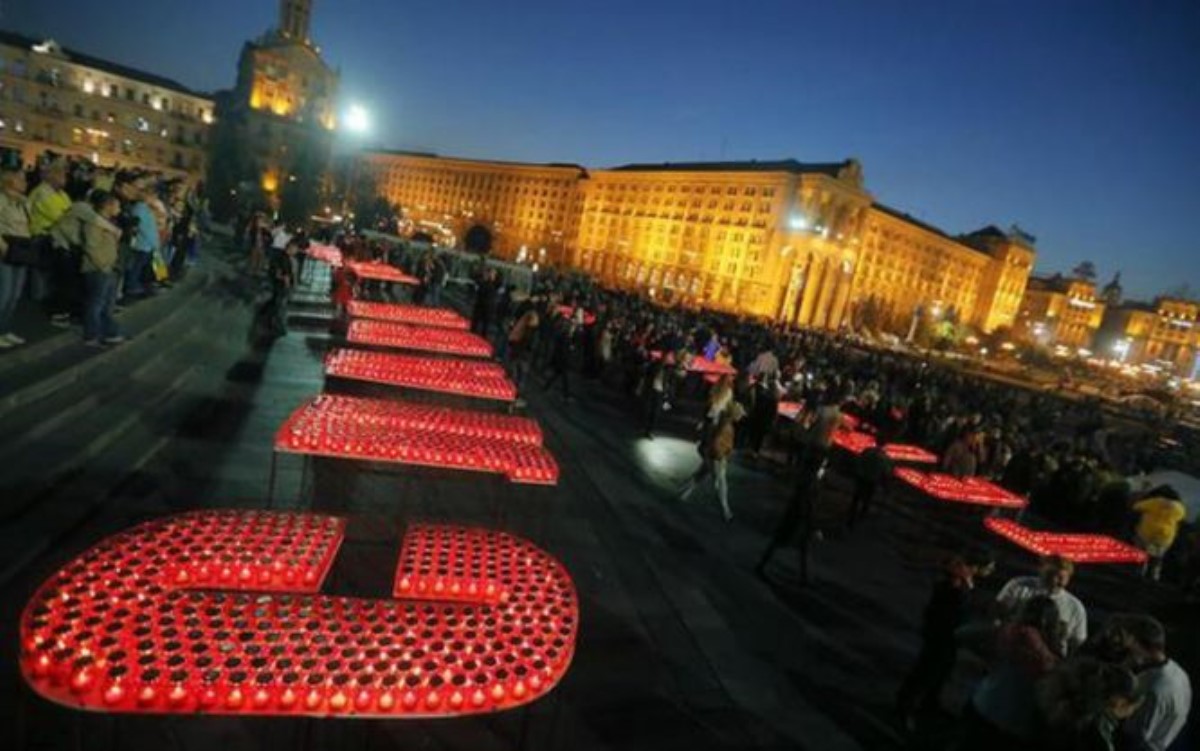Тысячи свечей зажгли на Майдане, чтобы поддержать военных