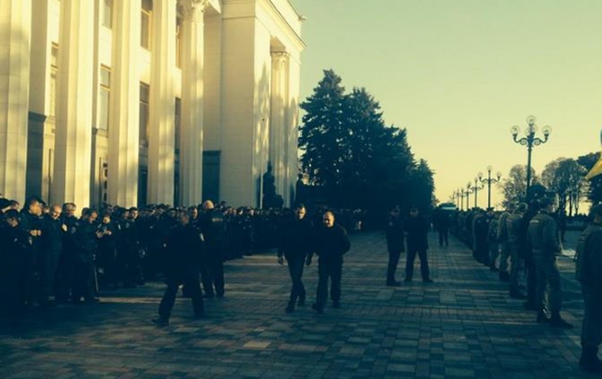 Покой депутатов охраняют более трехсот милиционеров