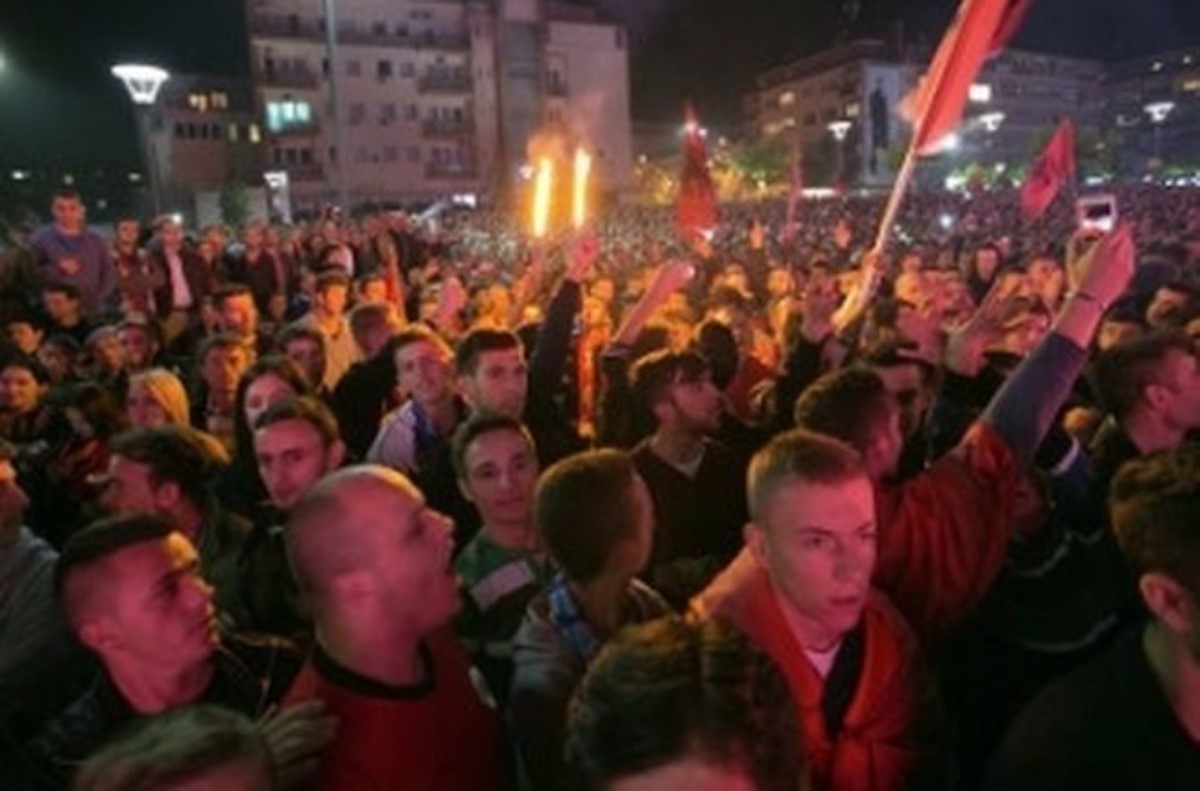В Косово футбольных фанатов пришлось разгонять гранатами