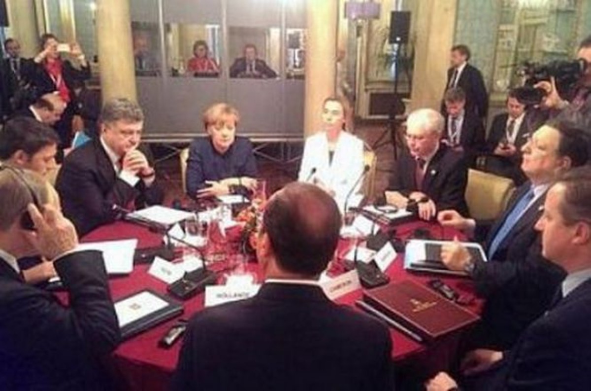 Порошенко с Путиным уселись за стол переговоров