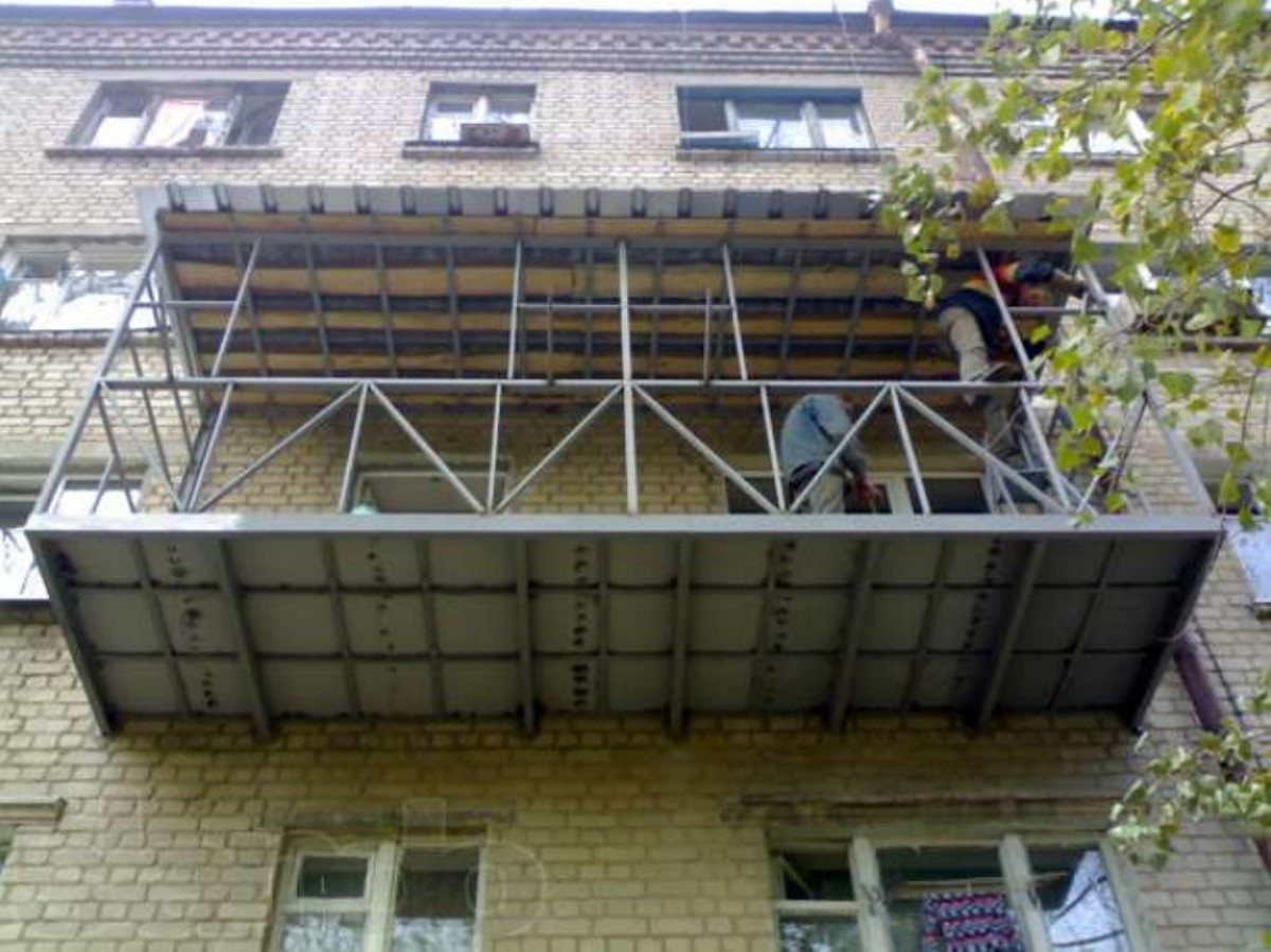 За предвыборную рекламу на балконе киевляне получают до 400 гривен