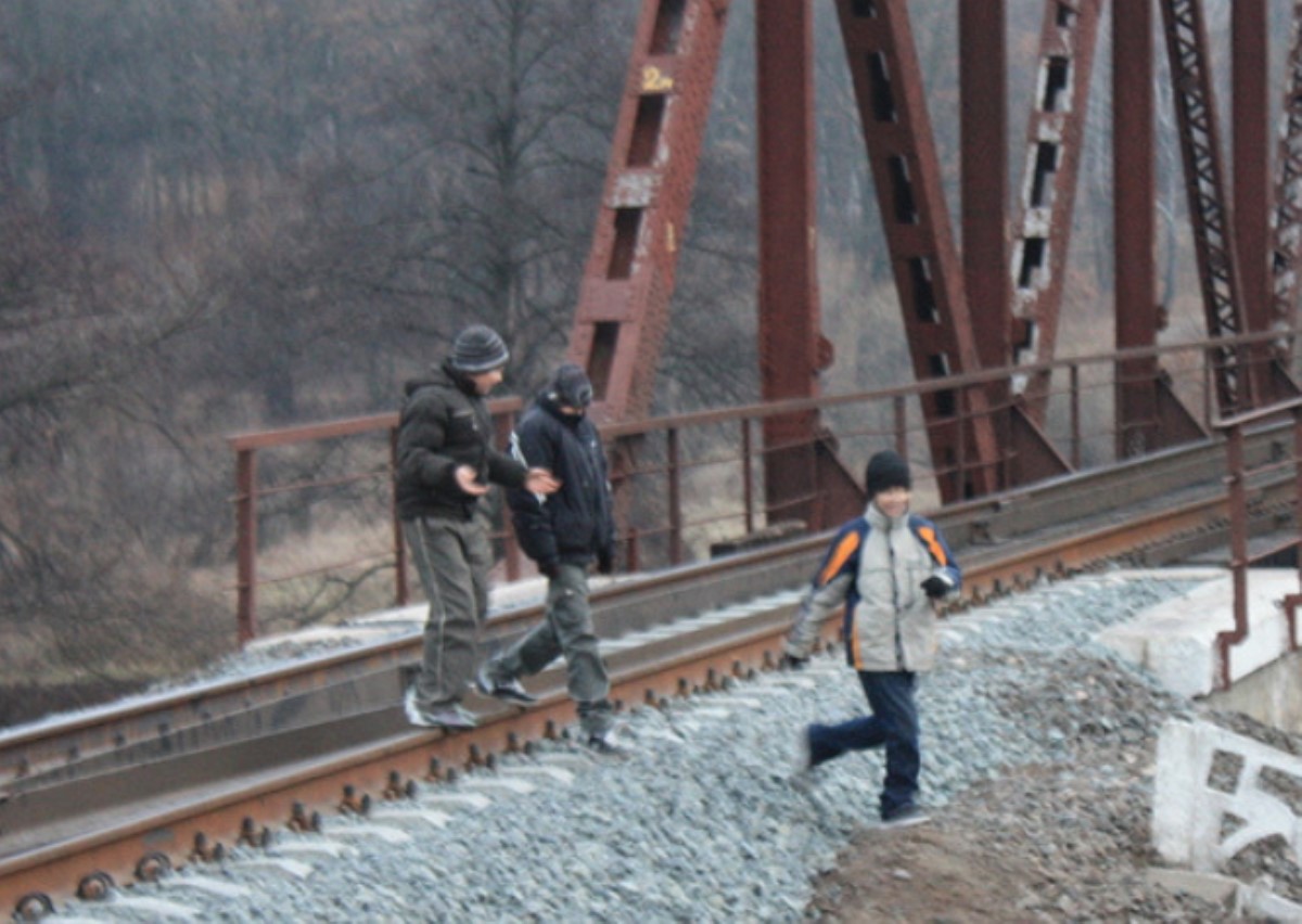 Под Киевом дети пытались пустить под откос поезд