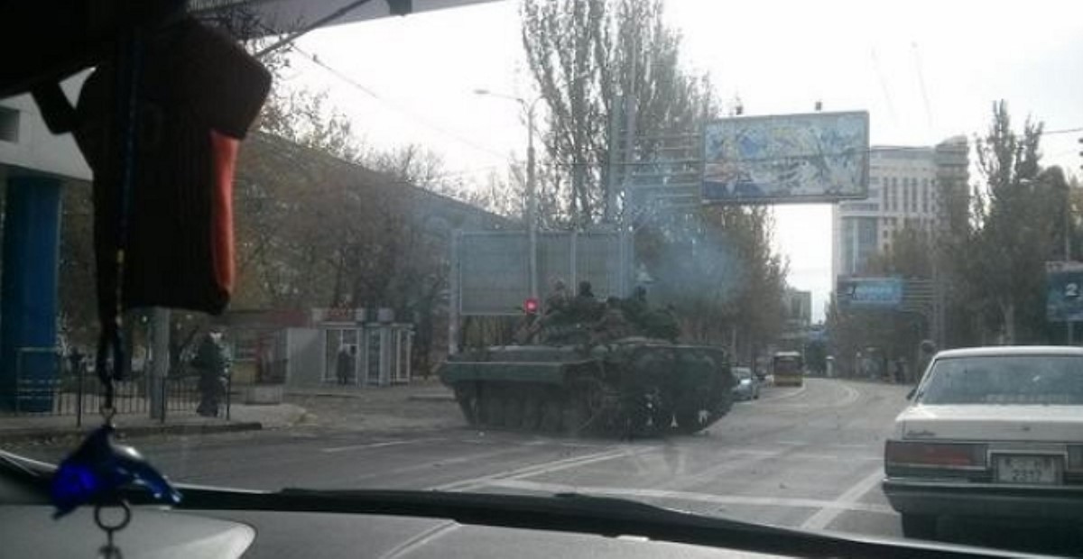 К аэропорту Донецка террористы стянули танки и зенитки
