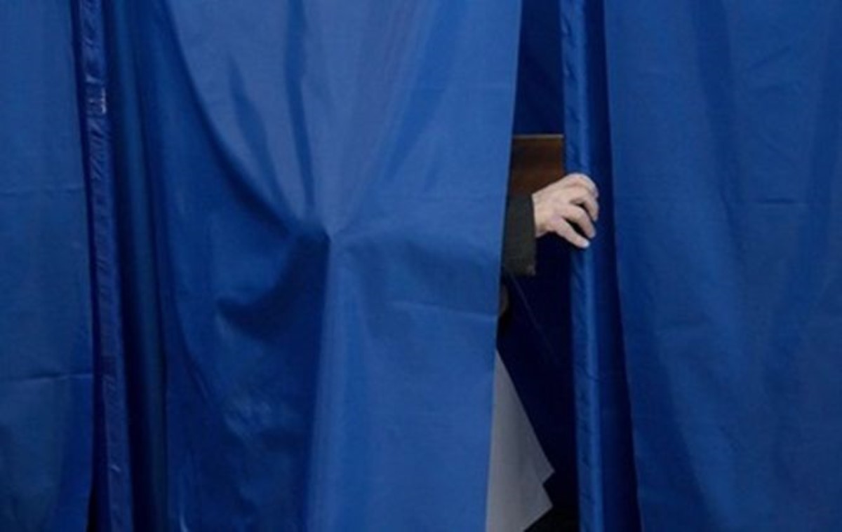 Днепропетровские хулиганы налили чернила в избирательные урны