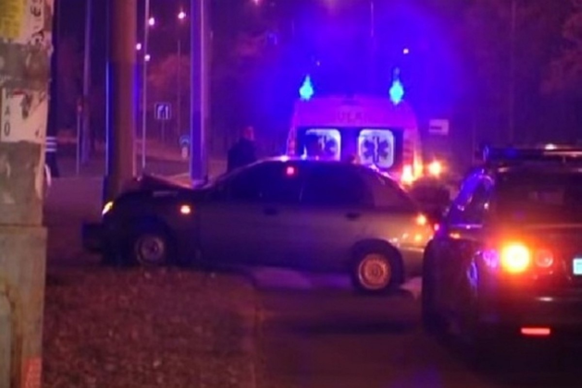 В Киеве пьяный таксист с пассажиркой не разминулся со столбом