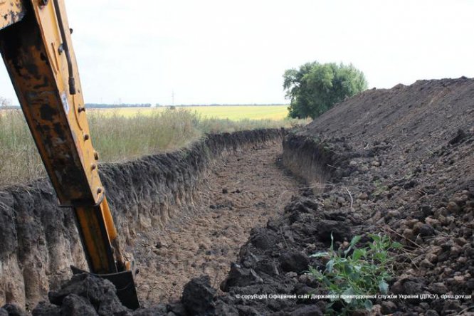 На границе с РФ уже выкопано 80 километров противотанкового рва