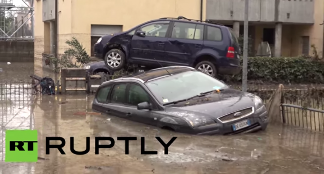 Наводнение в Парме утопило сотни автомобилей