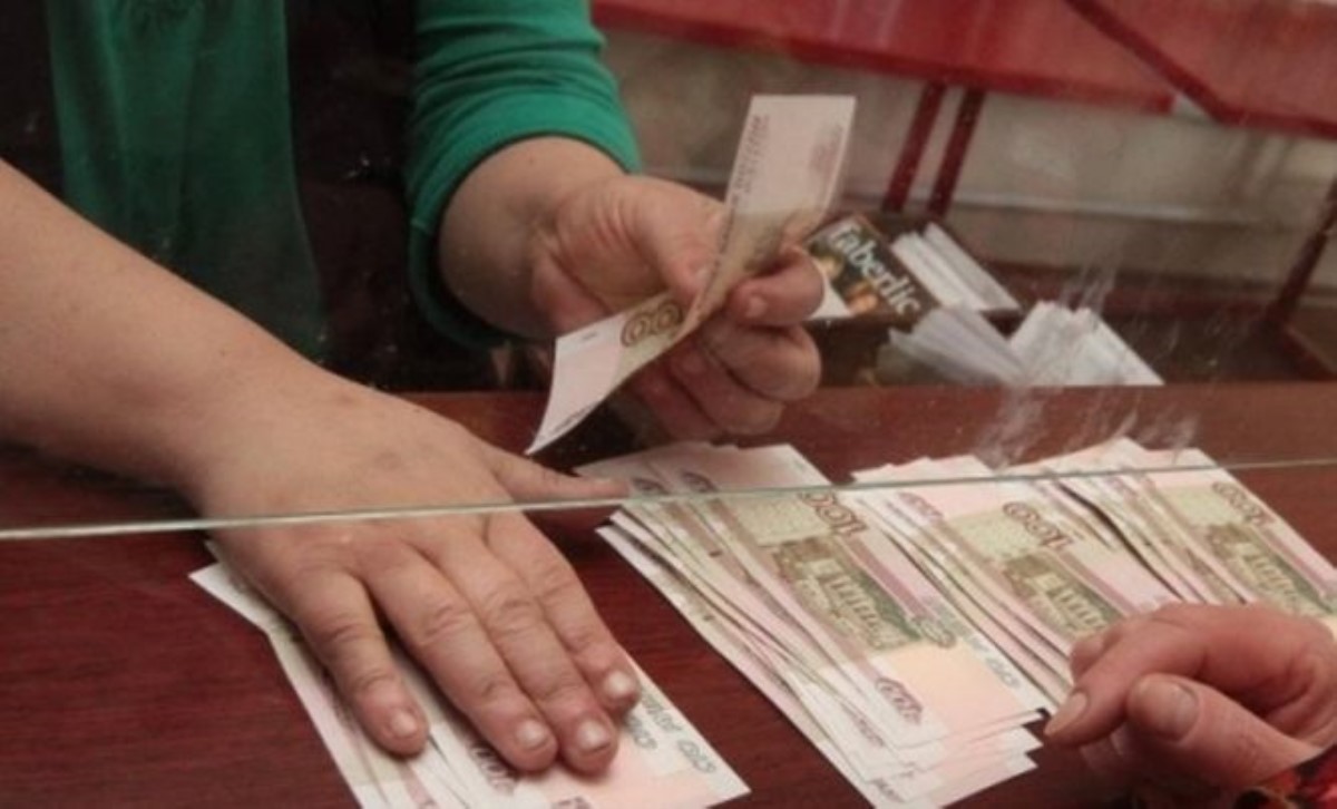 Российский Центробанк принял решение не сдерживать падение рубля