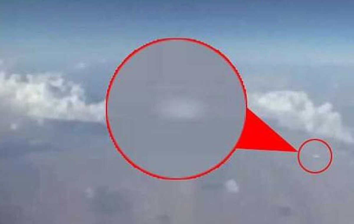 Пассажир самолета увидел в иллюминатор дискообразный НЛО