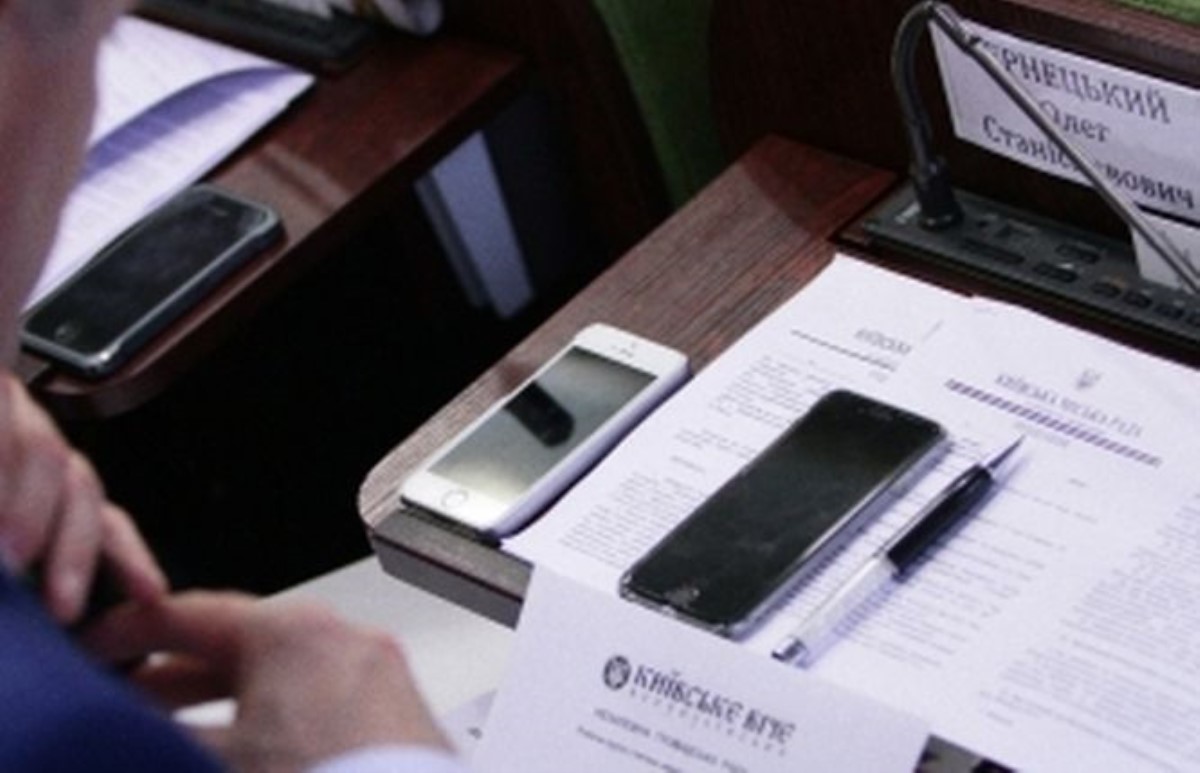 У депутатов Киеврады насчитали более 30 новых iPhone