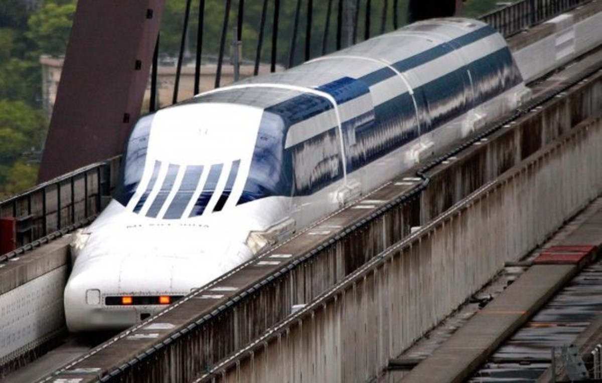 Новый японский поезд буквально летит над рельсами