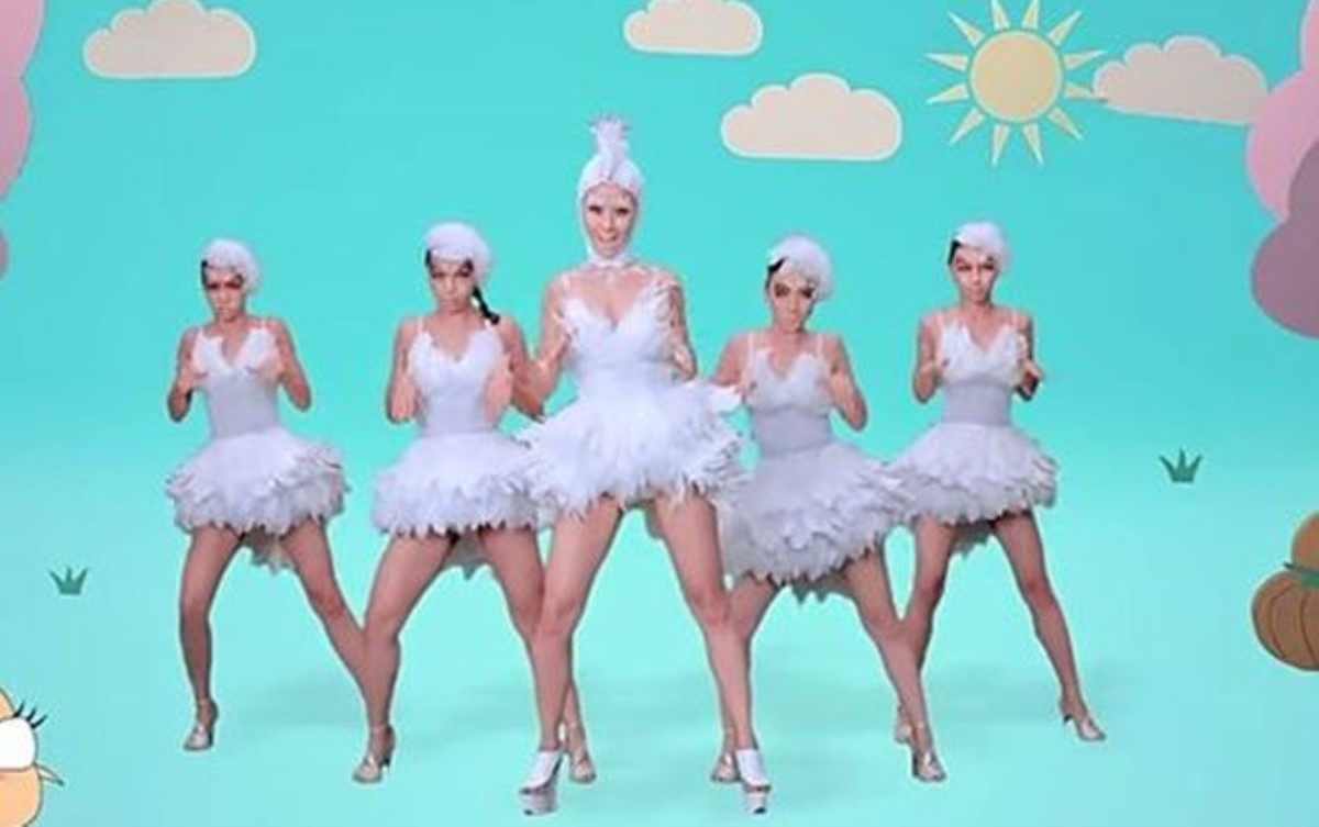 Китаянки вырядились в куриц и сняли новый Gangnam Style