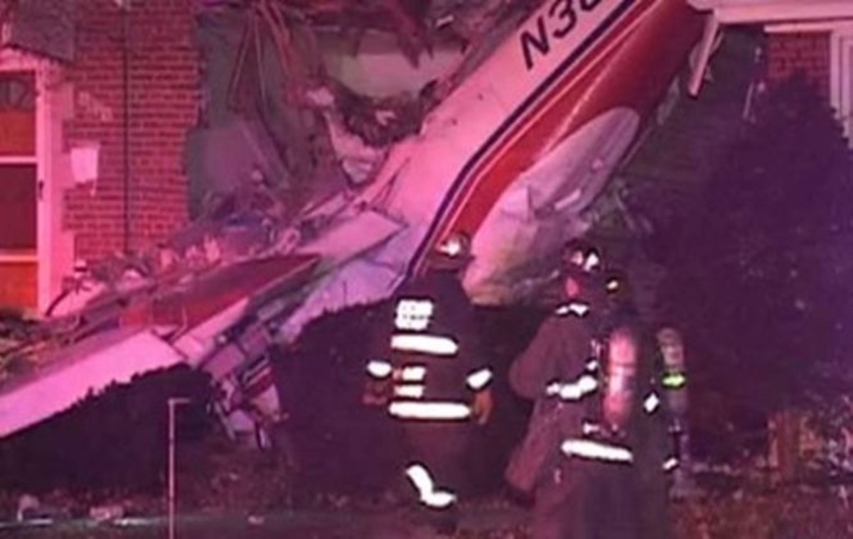 В США грузовой самолет упал на жилое здание