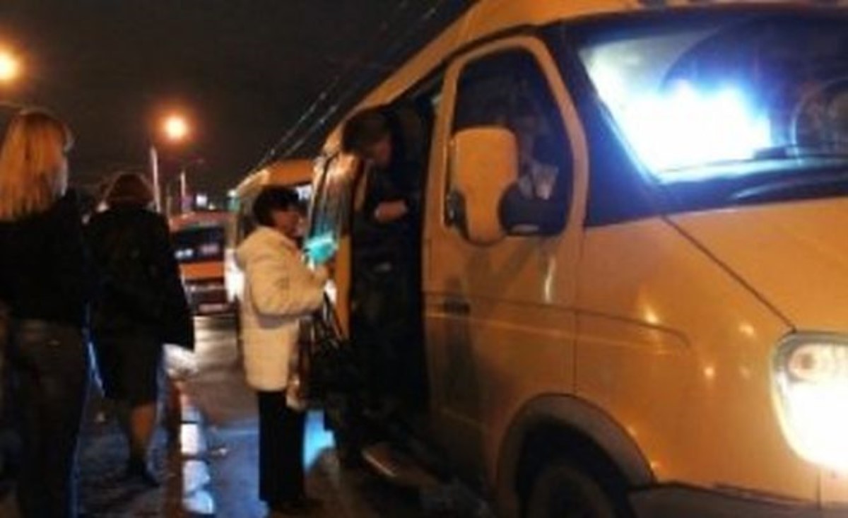 В России водитель маршрутки 50 метров волок ребенка по асфальту, зажав его дверью