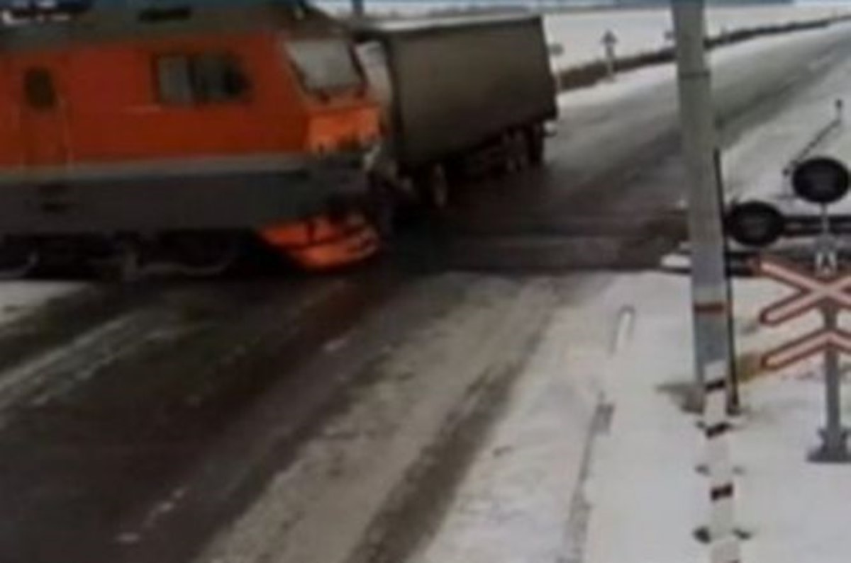 Жуткая авария: грузовик столкнулся одновременно с двумя поездами