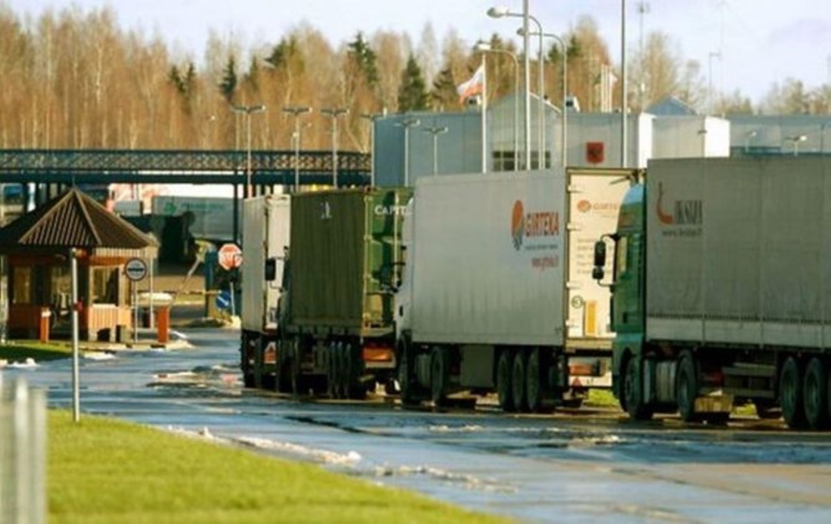Литовским водителям по несколько суток приходится торчать на российской границе