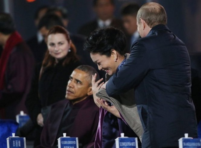 Путин приударил за женой лидера Китая на саммите АТЭС