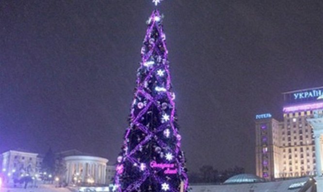 Главная елка Киева будет украшена 3 тысячами игрушек