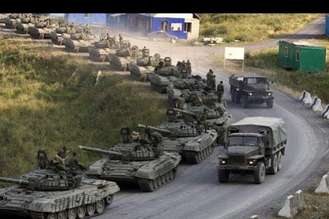 В НАТО засекли колонну российской бронетехники на украинской границе