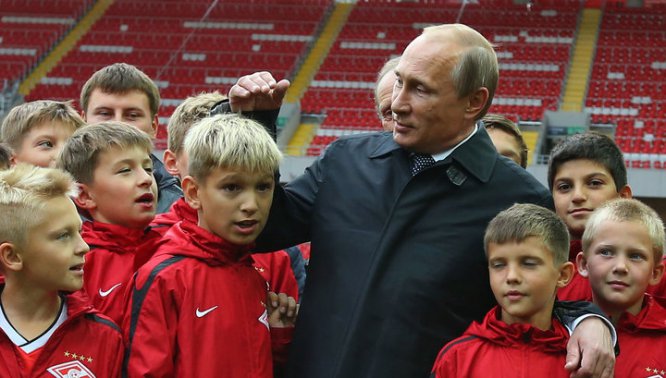 Россияне верят в Путина, церковь и армию