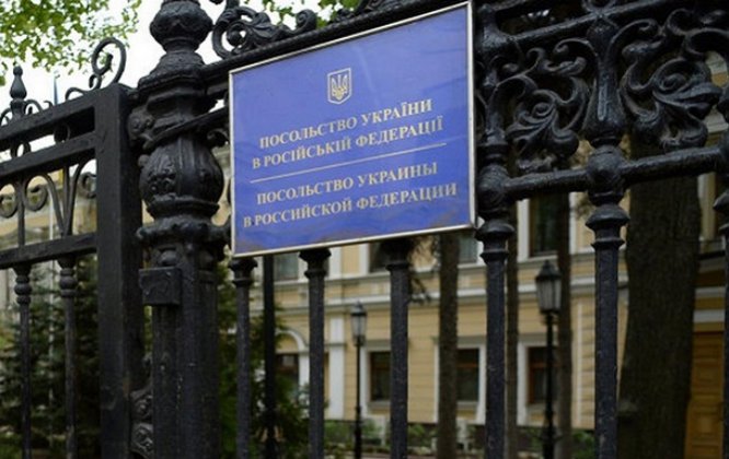 Девушка дважды пыталась повеситься на ограде украинского посольства в Москве
