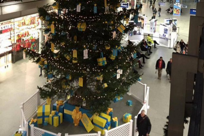 Британцы украсили елку на вокзале Лондона в цвета украинского флага