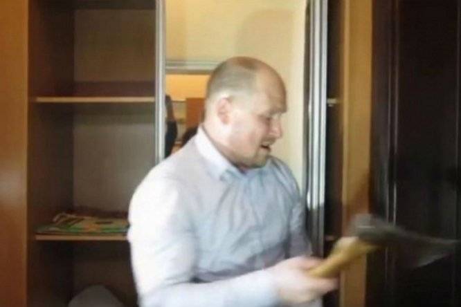Мэр Полтавы обвинил нардепа с топором в краже вещей из его кабинета