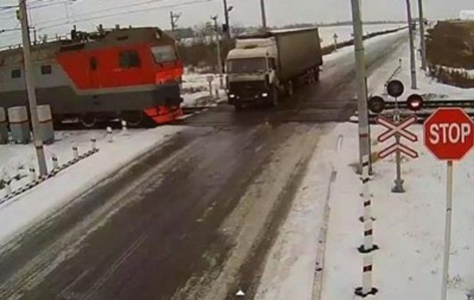 Два поезда столкнулись с грузовиком на переезде в Казахстане