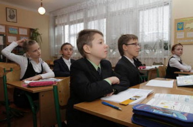 Киевские школьники торговали сладостями, чтобы собрать деньги для бойцов АТО