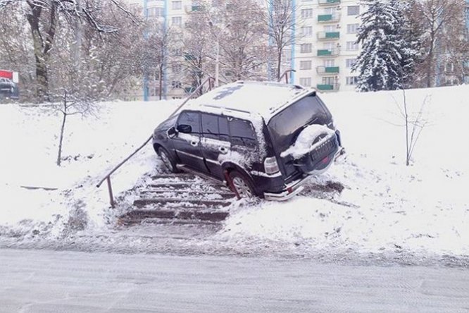 Киевляне в соцсетях активно обсуждают странно припаркованный джип