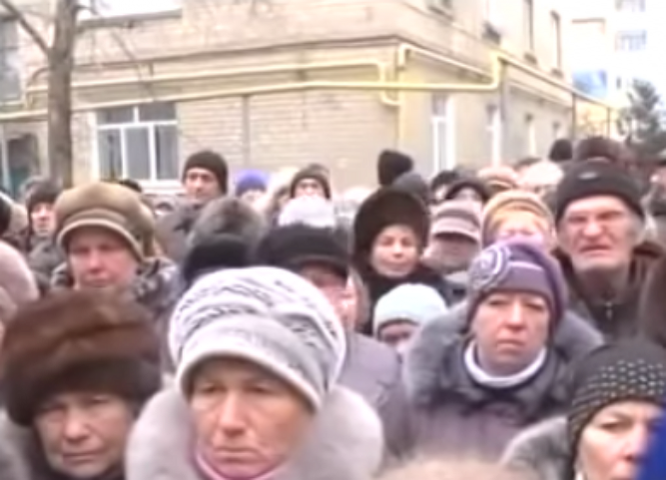 В пригороде Луганска толпа дружно скандировала «Ганьба!» представителю местной «власти»