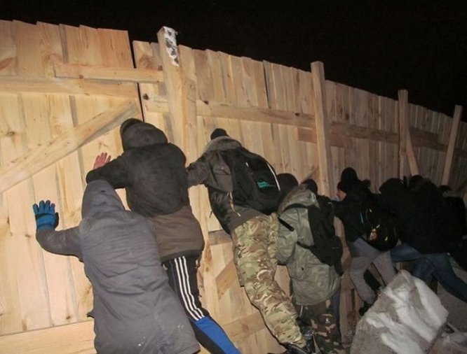 В Киеве на скандальной стройке сожгли забор