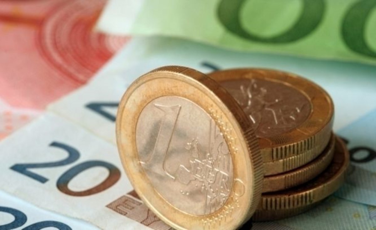 Евро в России стоит больше 65 рублей