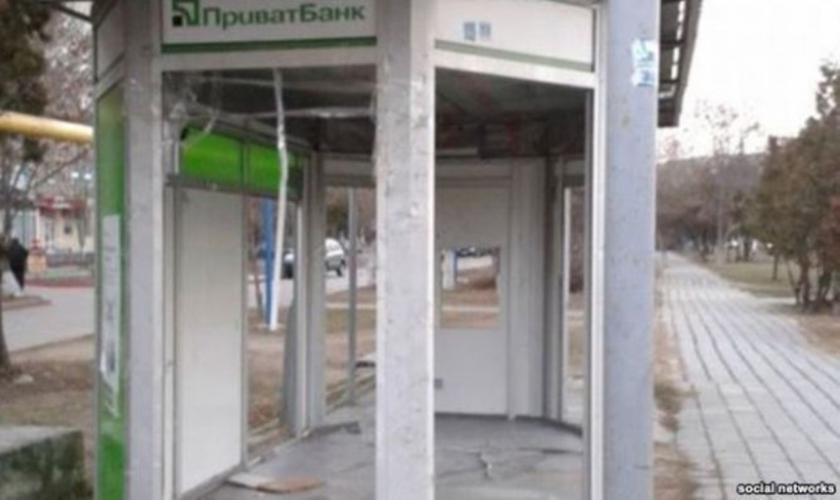 В Керчи вандалы раскурочили отделение «Приватбанка»