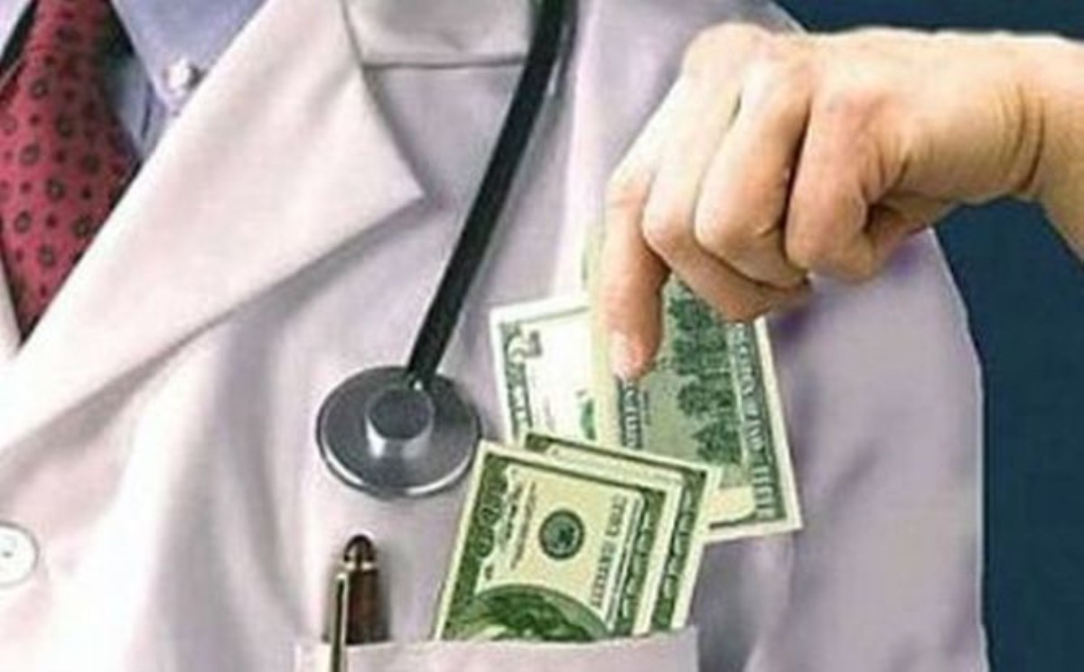 «Благотворительные» взносы киевским медикам желают узаконить