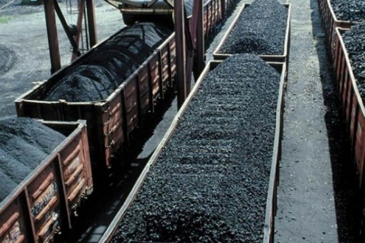 Перевозка каменного угля. Вагоны с углем. Полувагон с углем. Погрузка угля. Погрузочный комплекс угля.