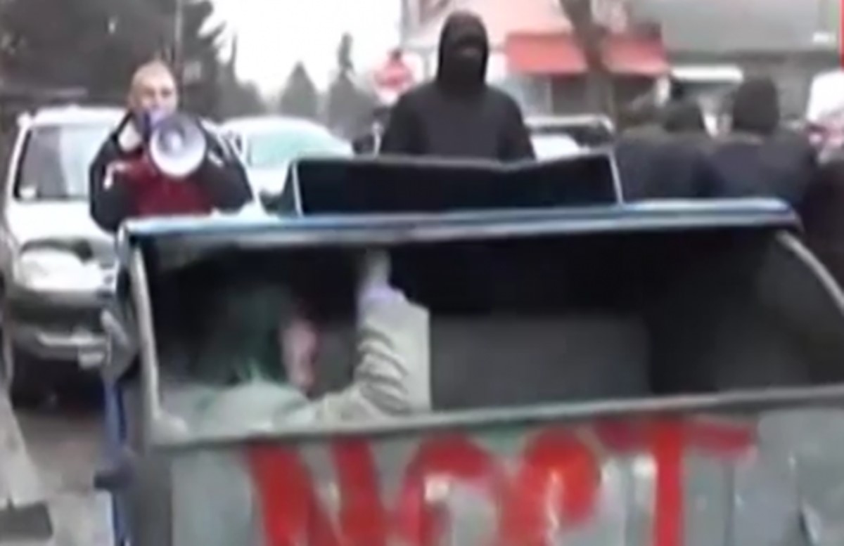 В Тернополе чиновника, облитого зеленкой, покатали в мусорном баке