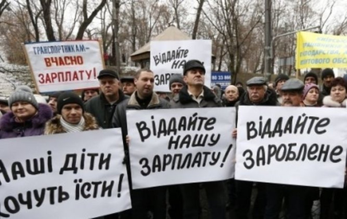 У Рады митингуют около пятисот украинцев