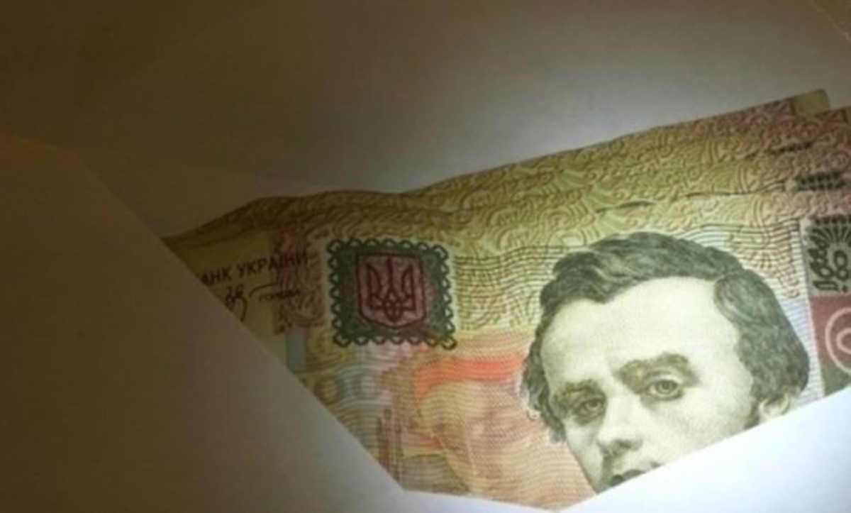С марта 2015 года украинцы начнут расплачиваться новыми 100-гривневыми банкнотами