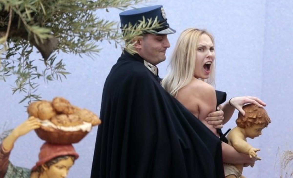Активистка FEMEN протестовала в Ватикане