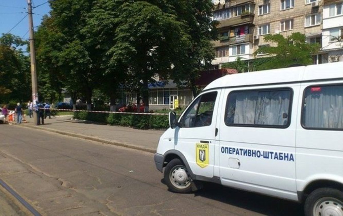 На киевской Троещине у АЗС прогремел взрыв