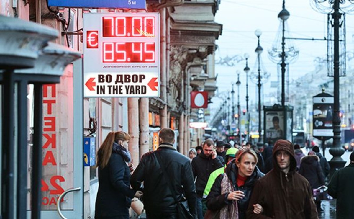 Российский рубль вновь резко начал падать
