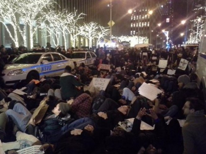 В Нью-Йорке прошли многотысячные протесты из-за оправдания полицейского в суде