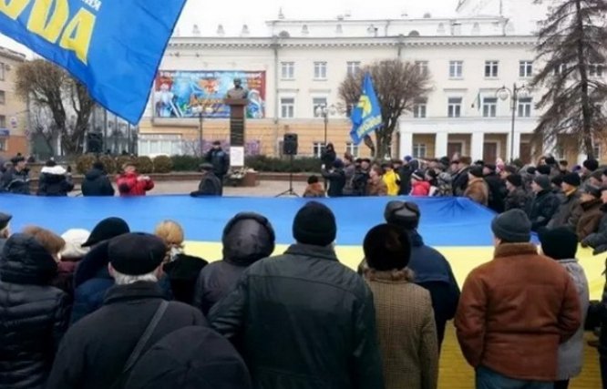 В Виннице около 5 тысяч человек на площади Шевченко требуют роспуска облсовета
