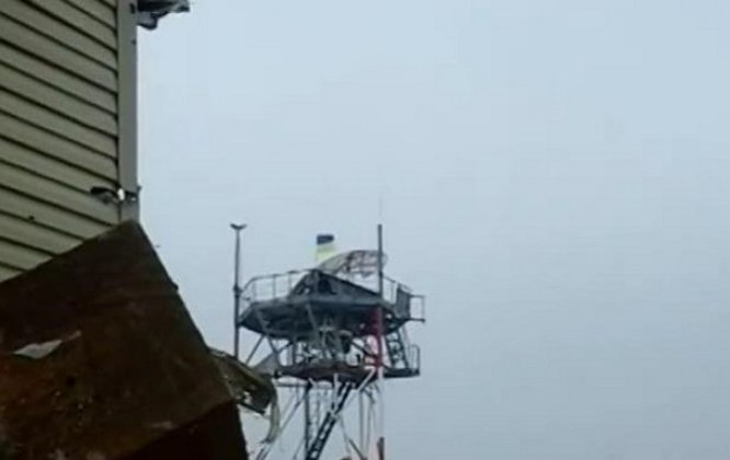 Над донецким аэропортом вывесили флаг Украины