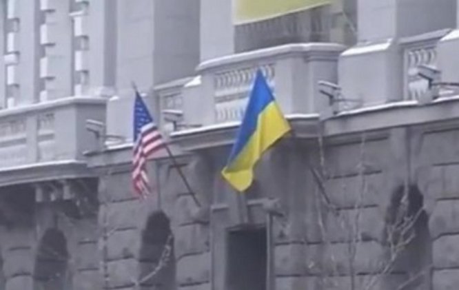 В интернете активно обсуждают появление американского флага на здании СБУ