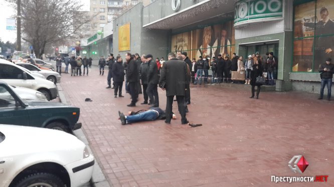 В центре Николаева мужчина застрелился в людном месте