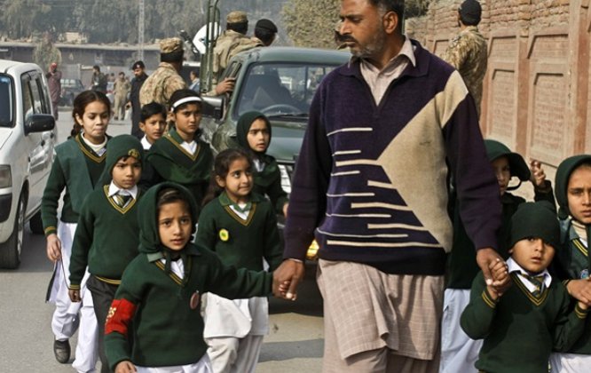В Пакистане число убитых школьников выросло на десятки