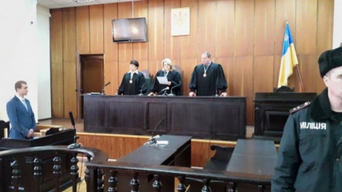 Суд не позволил нардепам взять на поруки активиста, порвавшего портрет Порошенко
