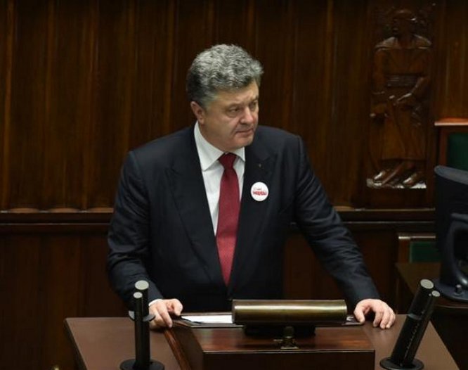 Порошенко пообещал внести в Раду закон об отмене внеблокового статуса Украины